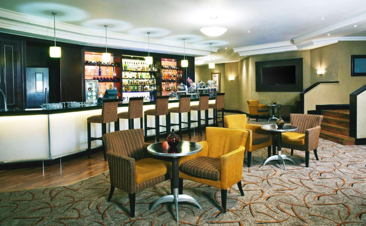 Southern Sun Or Tambo International Airport Kempton Park Exterior photo A bar in a hotel
