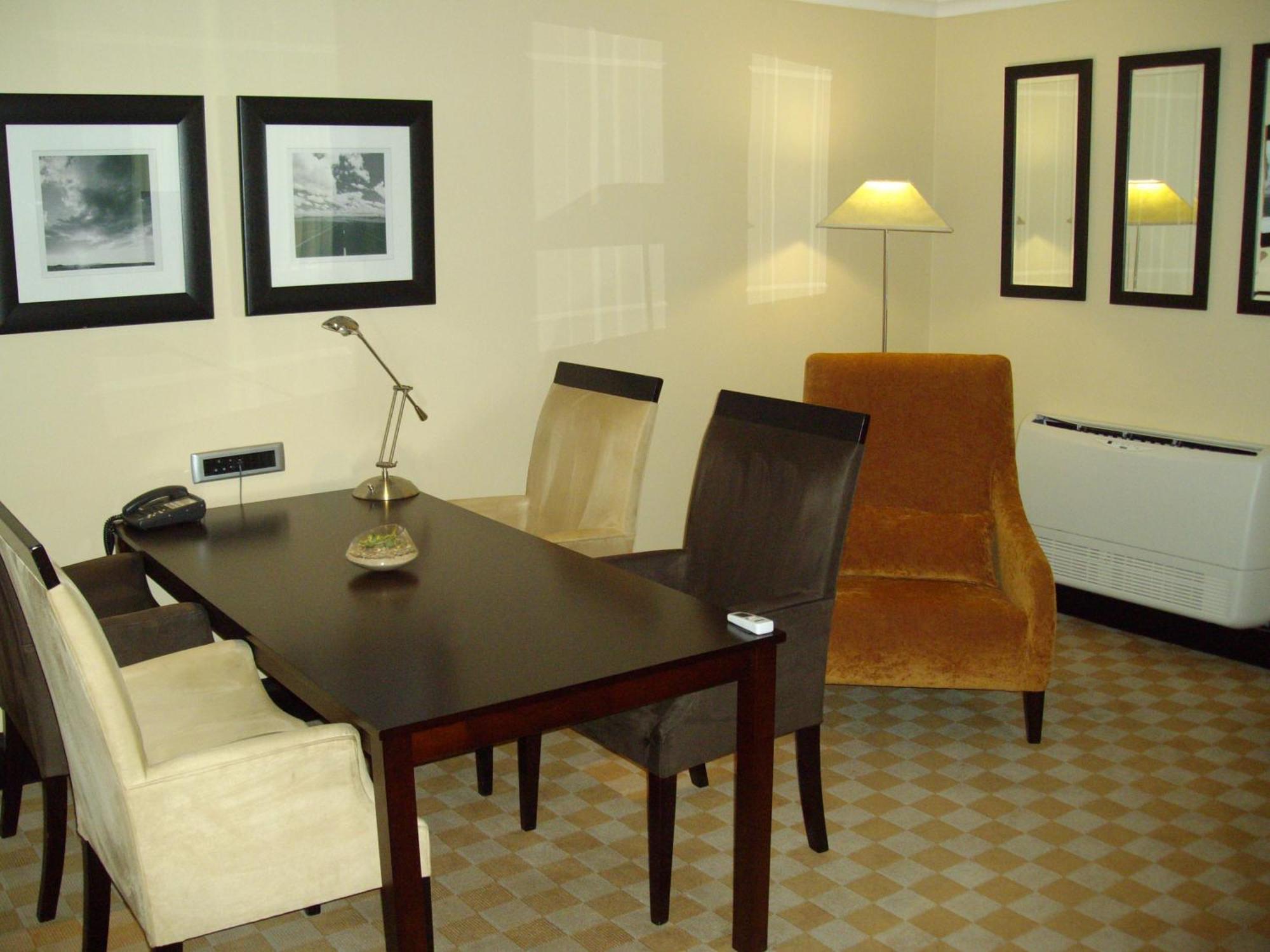 Southern Sun Or Tambo International Airport Kempton Park Exterior photo A room in a modern hotel