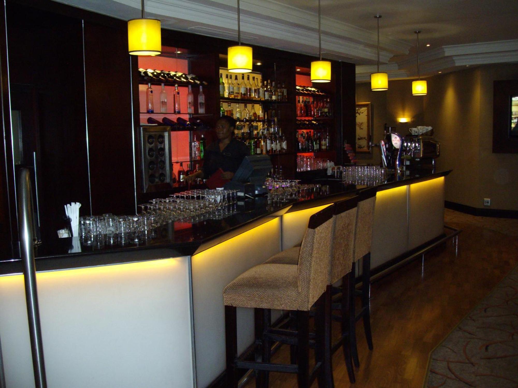 Southern Sun Or Tambo International Airport Kempton Park Exterior photo A bar in a hotel
