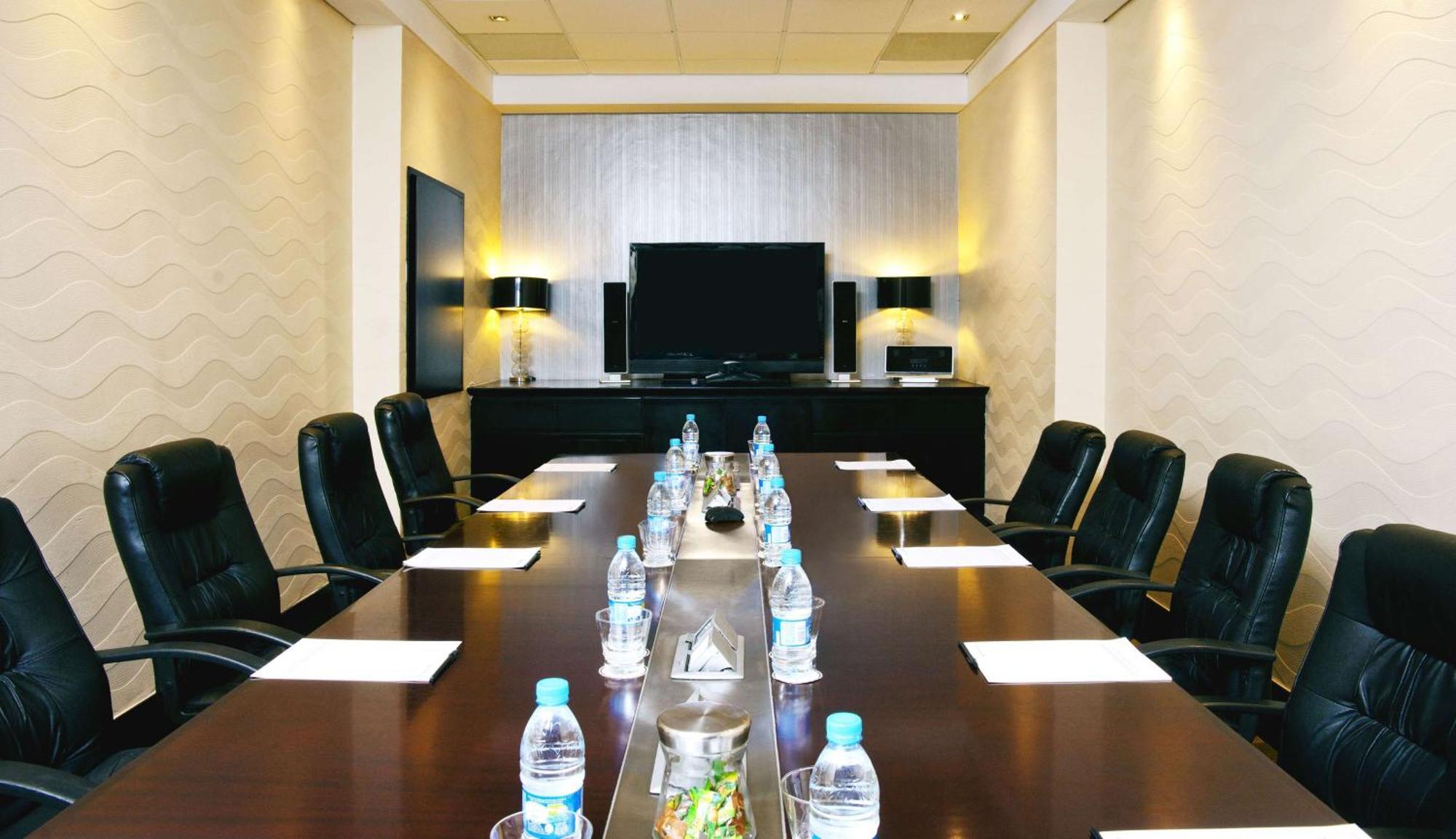 Southern Sun Or Tambo International Airport Kempton Park Exterior photo Meeting room