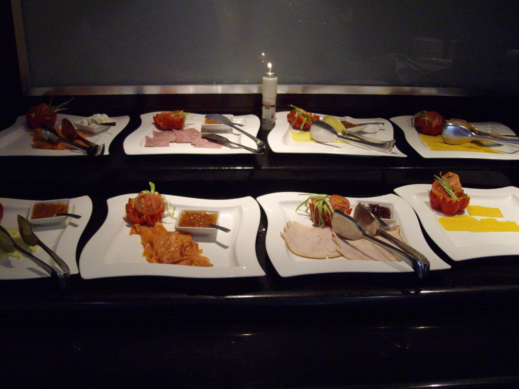 Southern Sun Or Tambo International Airport Kempton Park Exterior photo A buffet breakfast