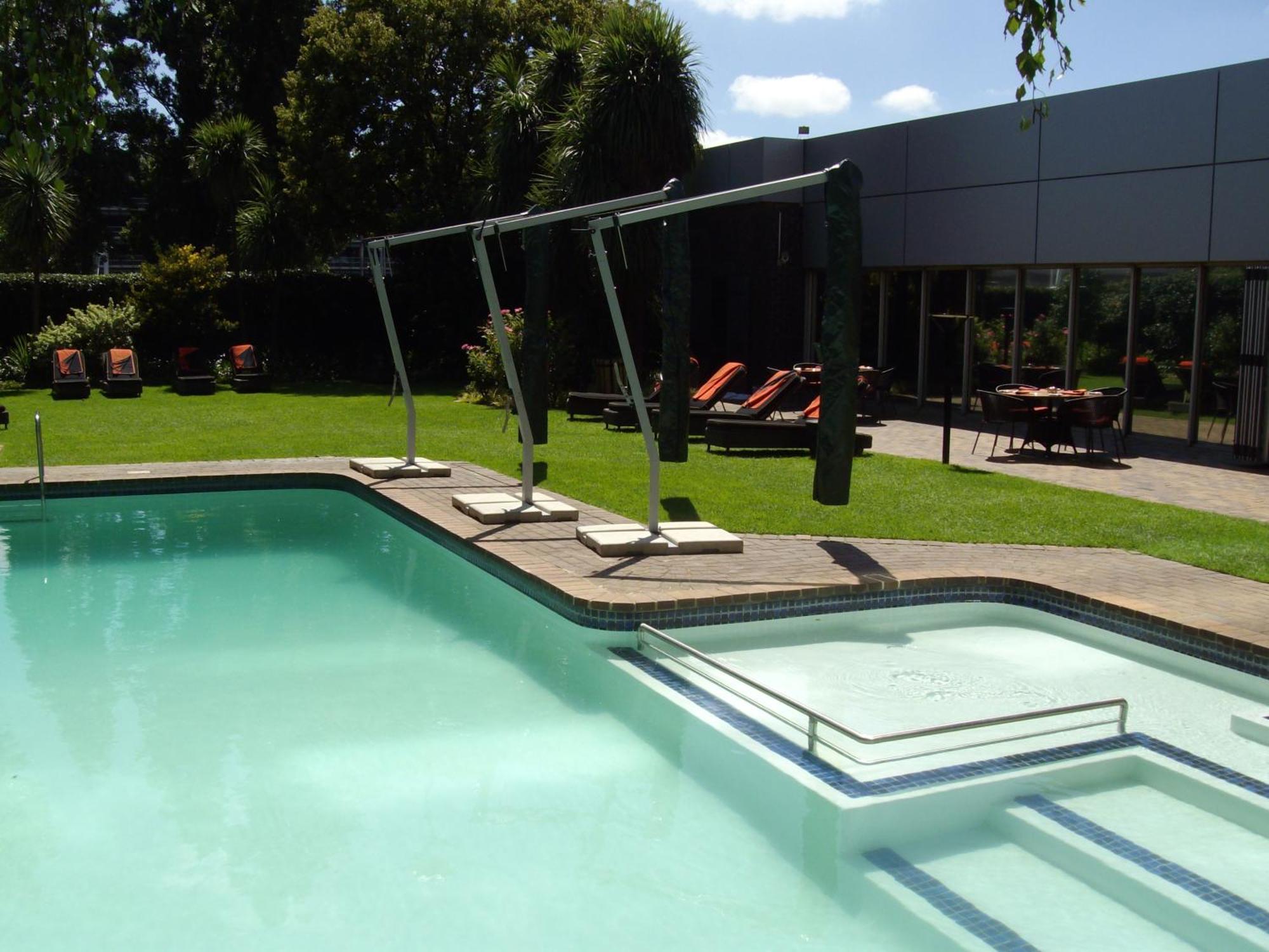 Southern Sun Or Tambo International Airport Kempton Park Exterior photo The word "pool" in Italian is "piscina".