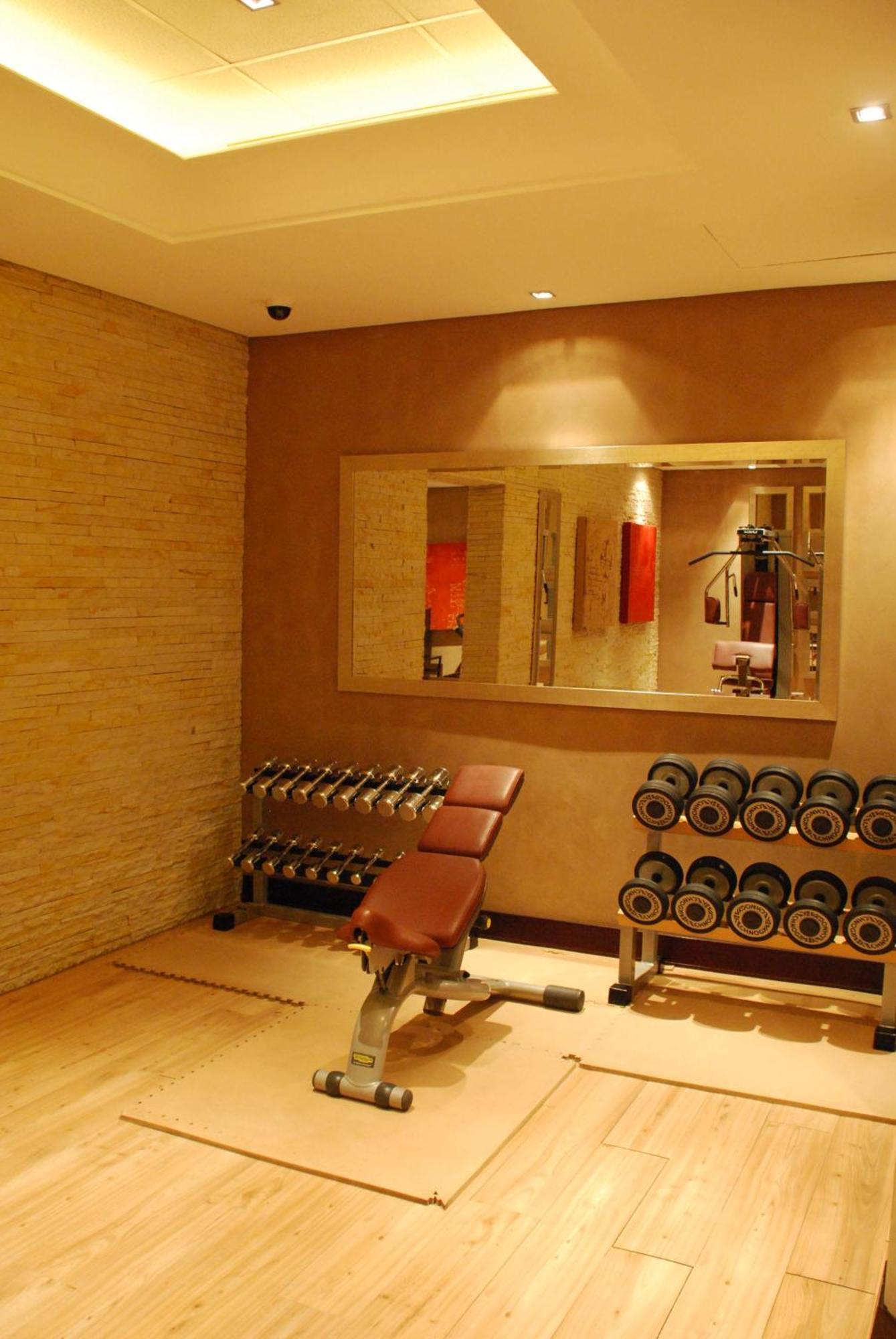 Southern Sun Or Tambo International Airport Kempton Park Exterior photo A gym in Madrid, Spain.