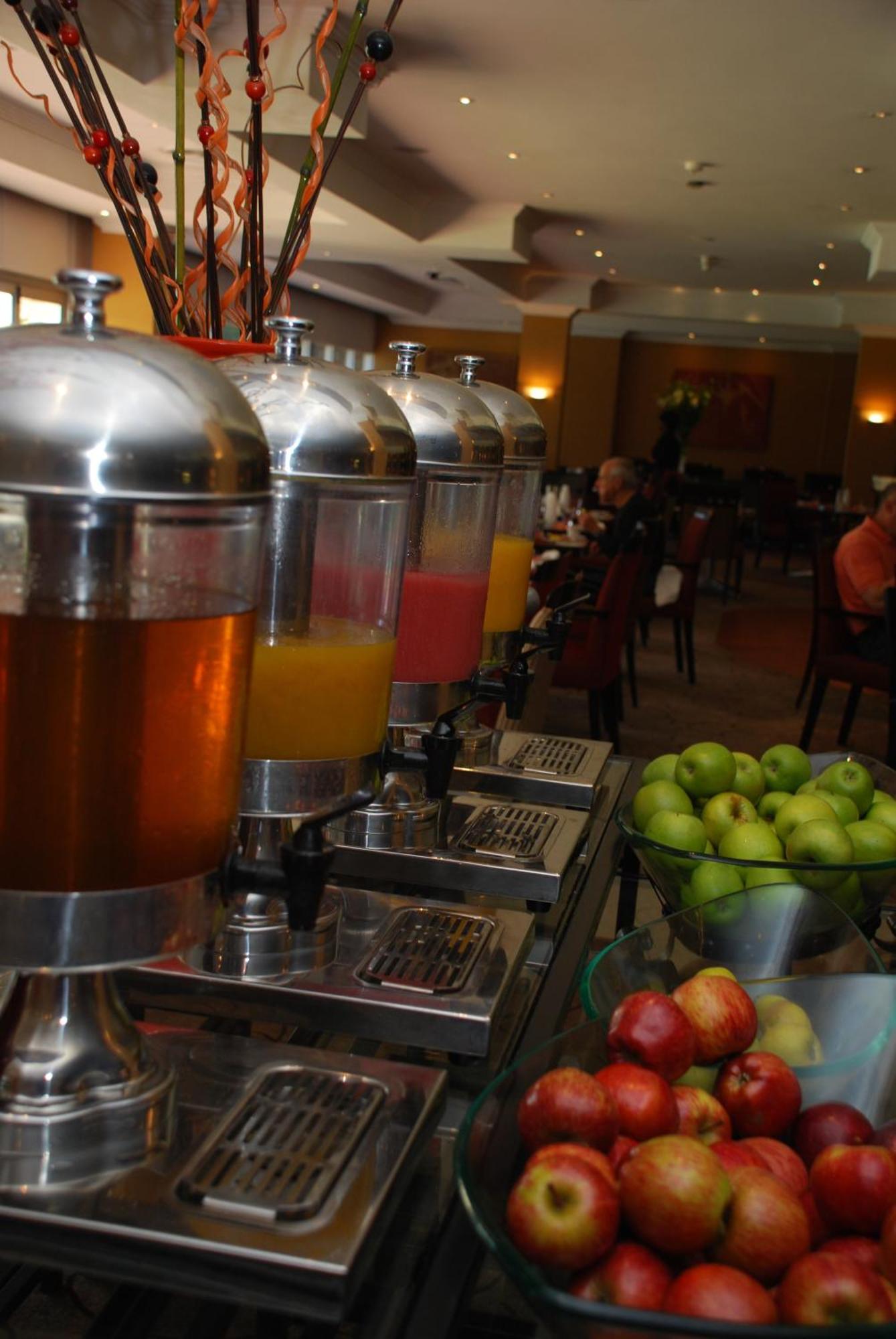 Southern Sun Or Tambo International Airport Kempton Park Exterior photo Breakfast buffet