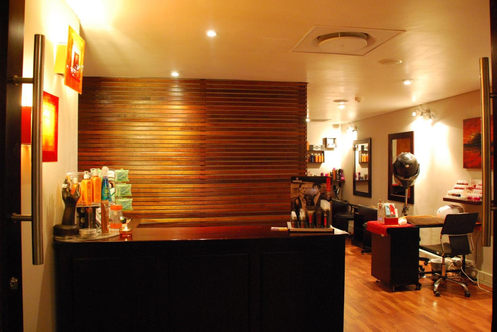 Southern Sun Or Tambo International Airport Kempton Park Exterior photo A hairdressing salon in Johannesburg, South Africa.