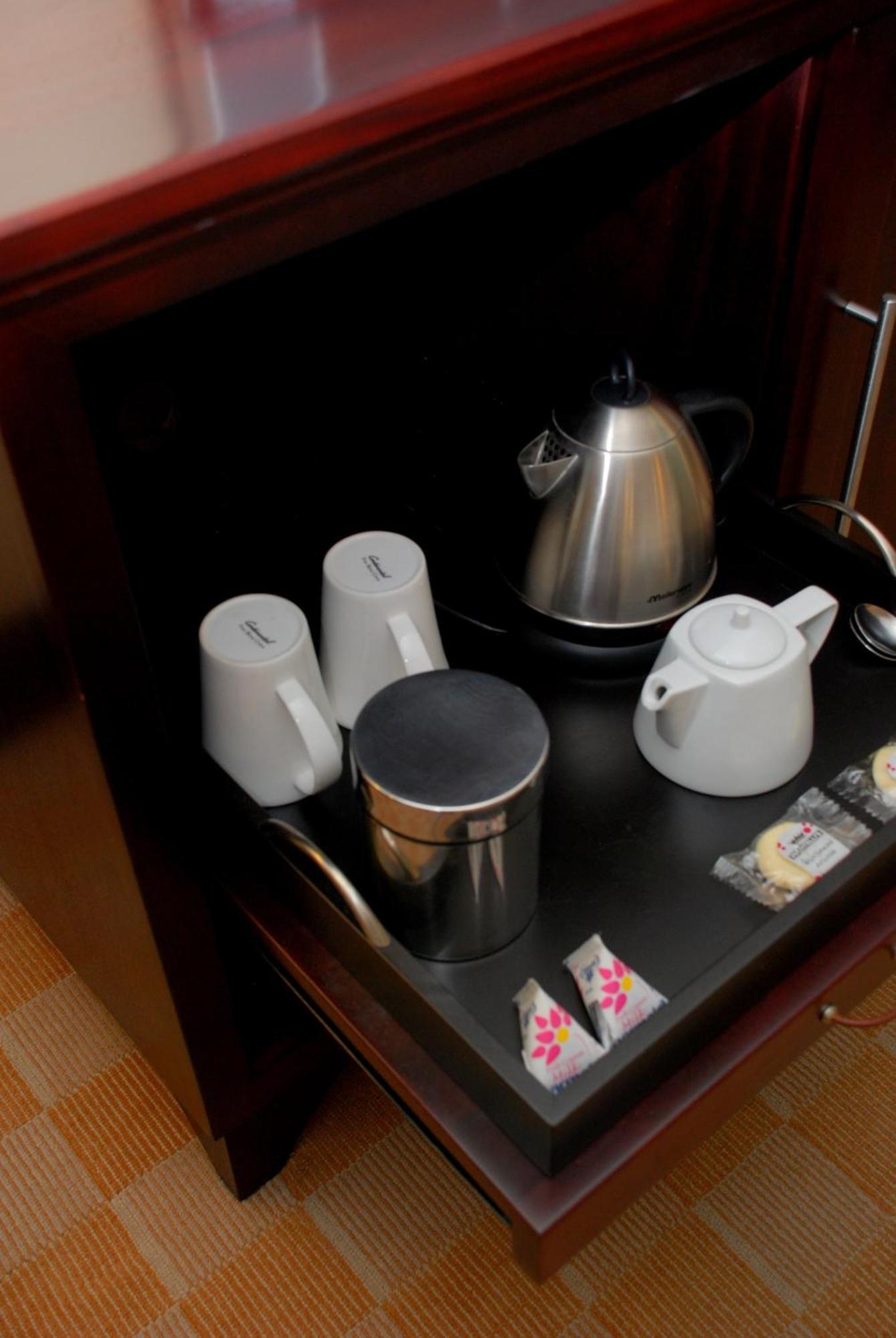 Southern Sun Or Tambo International Airport Kempton Park Exterior photo Room service tray