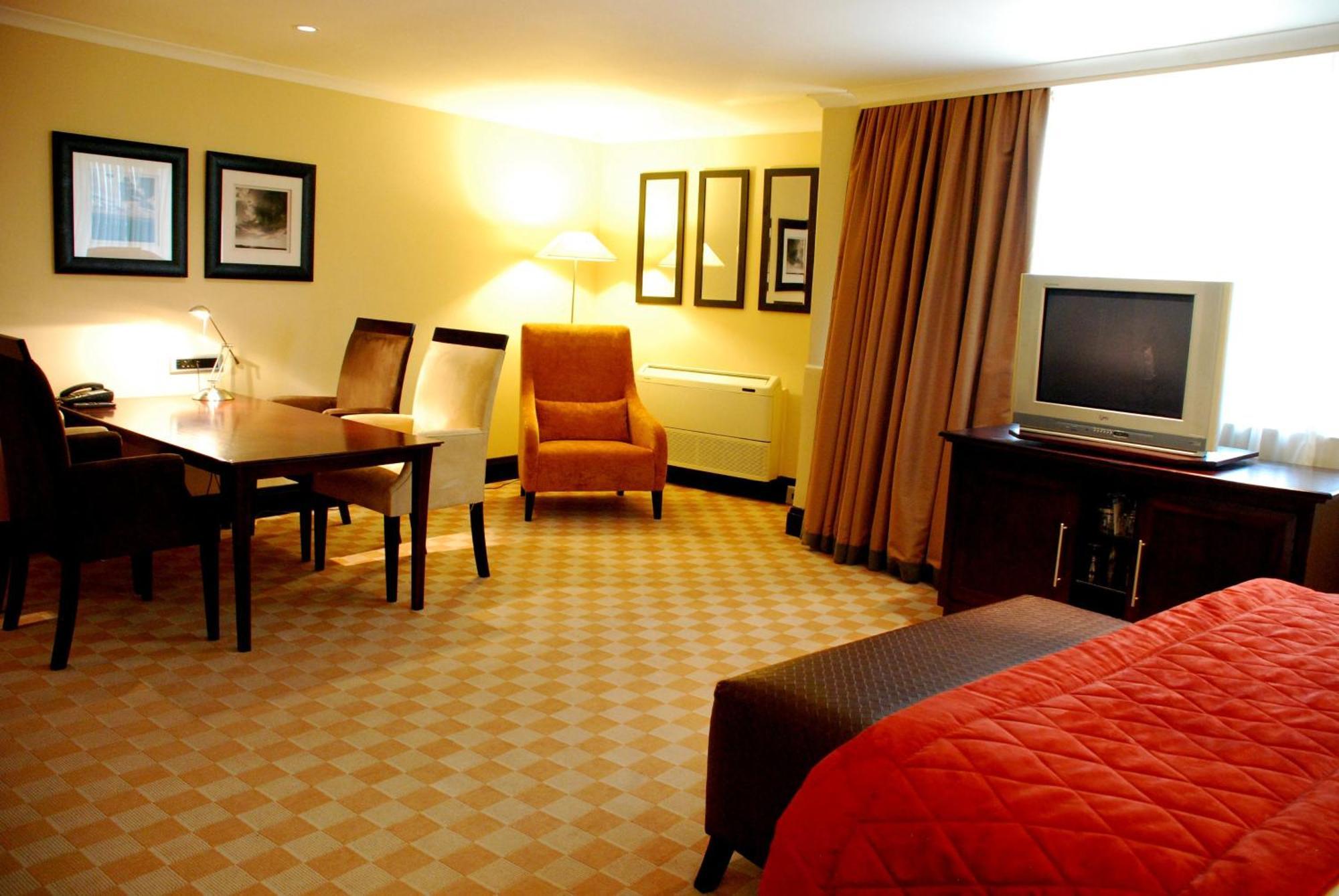Southern Sun Or Tambo International Airport Kempton Park Exterior photo A room at the hotel
