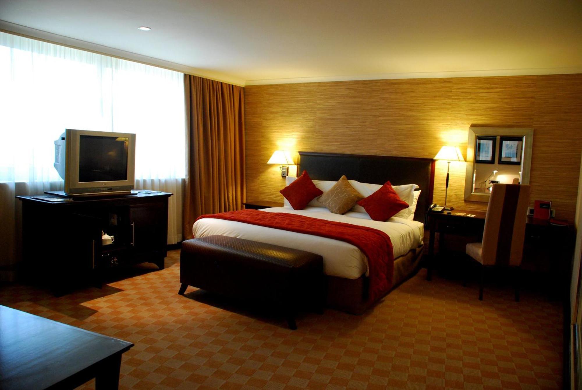 Southern Sun Or Tambo International Airport Kempton Park Exterior photo A bedroom in a hotel