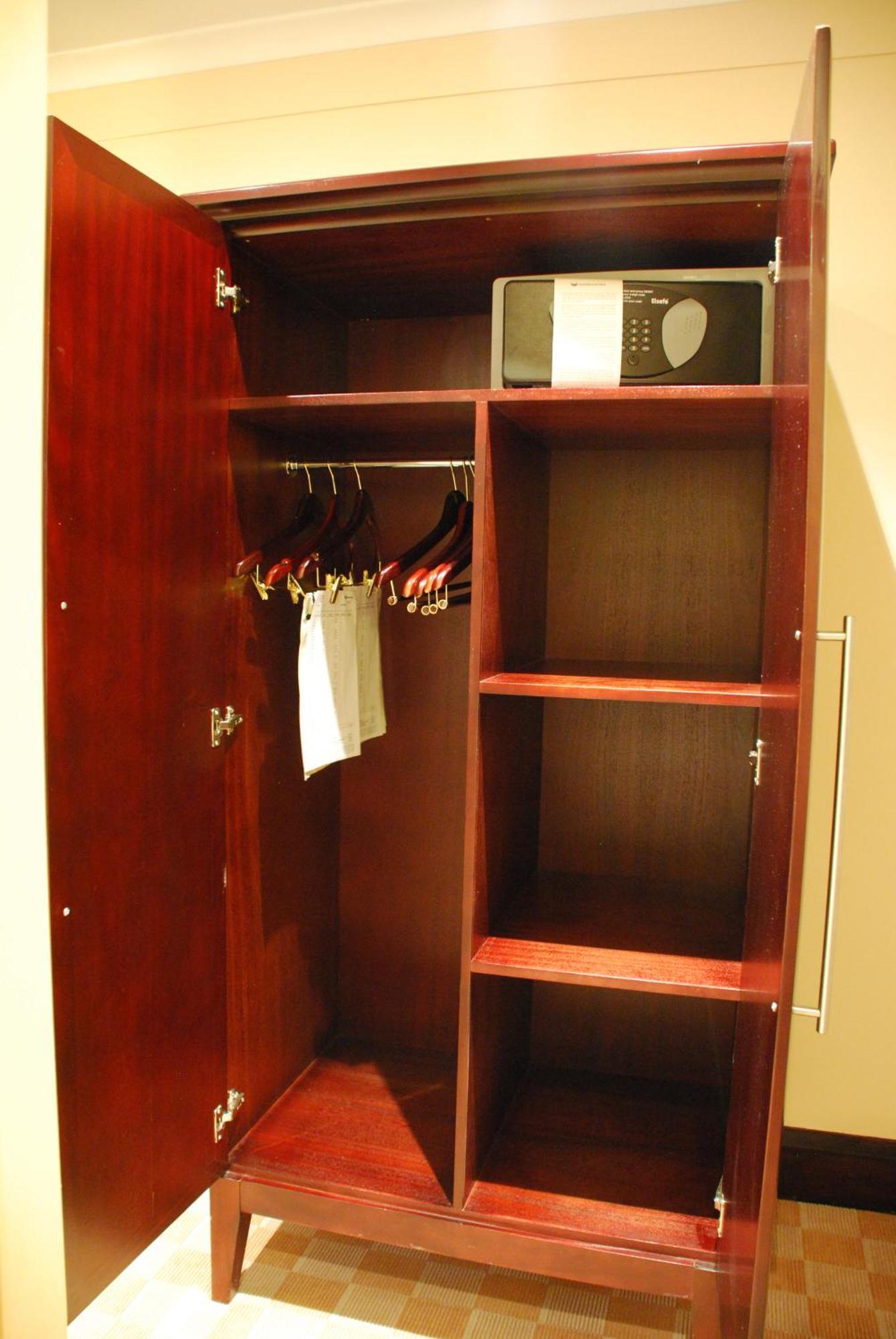 Southern Sun Or Tambo International Airport Kempton Park Exterior photo A safe in a hotel room