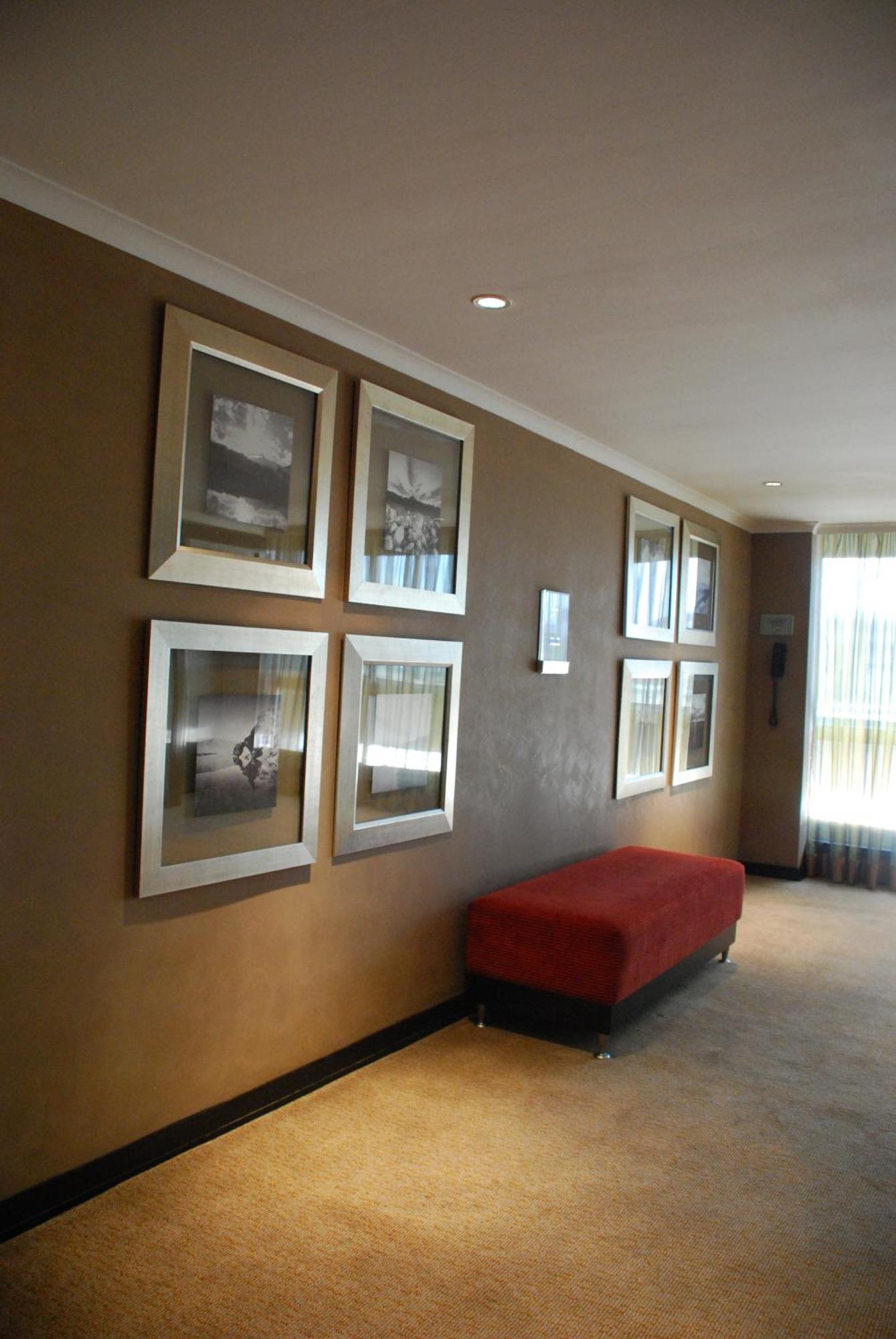 Southern Sun Or Tambo International Airport Kempton Park Exterior photo A photo on a wall
