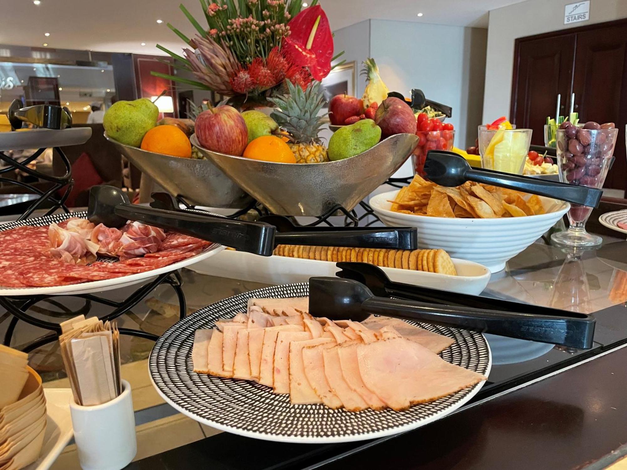 Southern Sun Or Tambo International Airport Kempton Park Exterior photo A buffet breakfast at a luxury hotel in Johannesburg, South Africa.