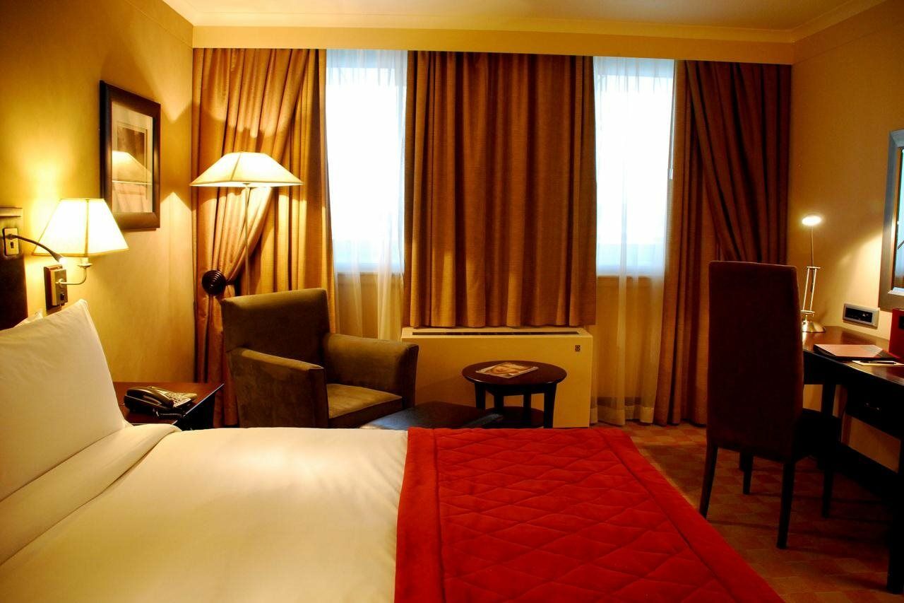 Southern Sun Or Tambo International Airport Kempton Park Exterior photo A room at a luxury hotel in Paris